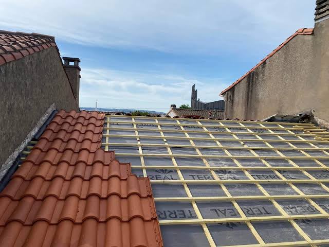 Réfection de toiture vue en hauteur, écran de sous-toiture posé, à Massy